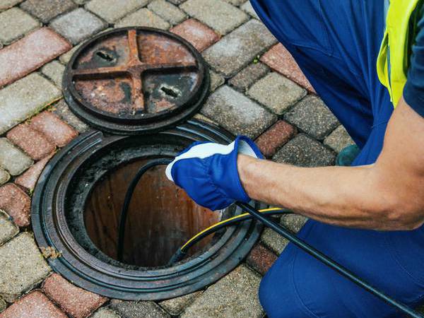Gásfiter destapando una cañería en Vitacura